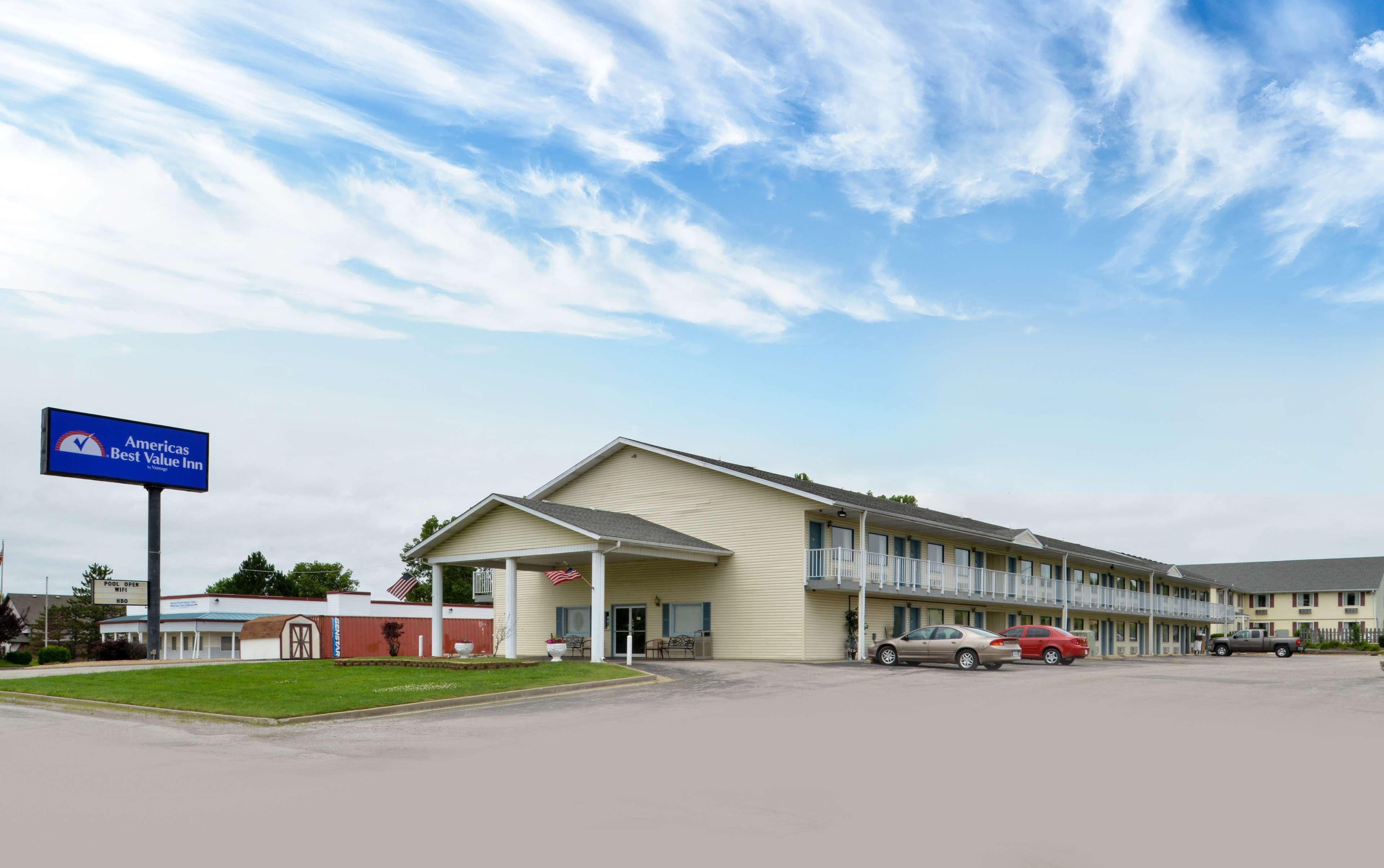 Americas Best Value Inn Knob Noster Exterior foto